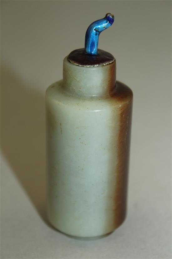 A Chinese pale grey and brown jade cylindrical snuff bottle, 1800-1900, 6cm, silver and enamel stalk stopper